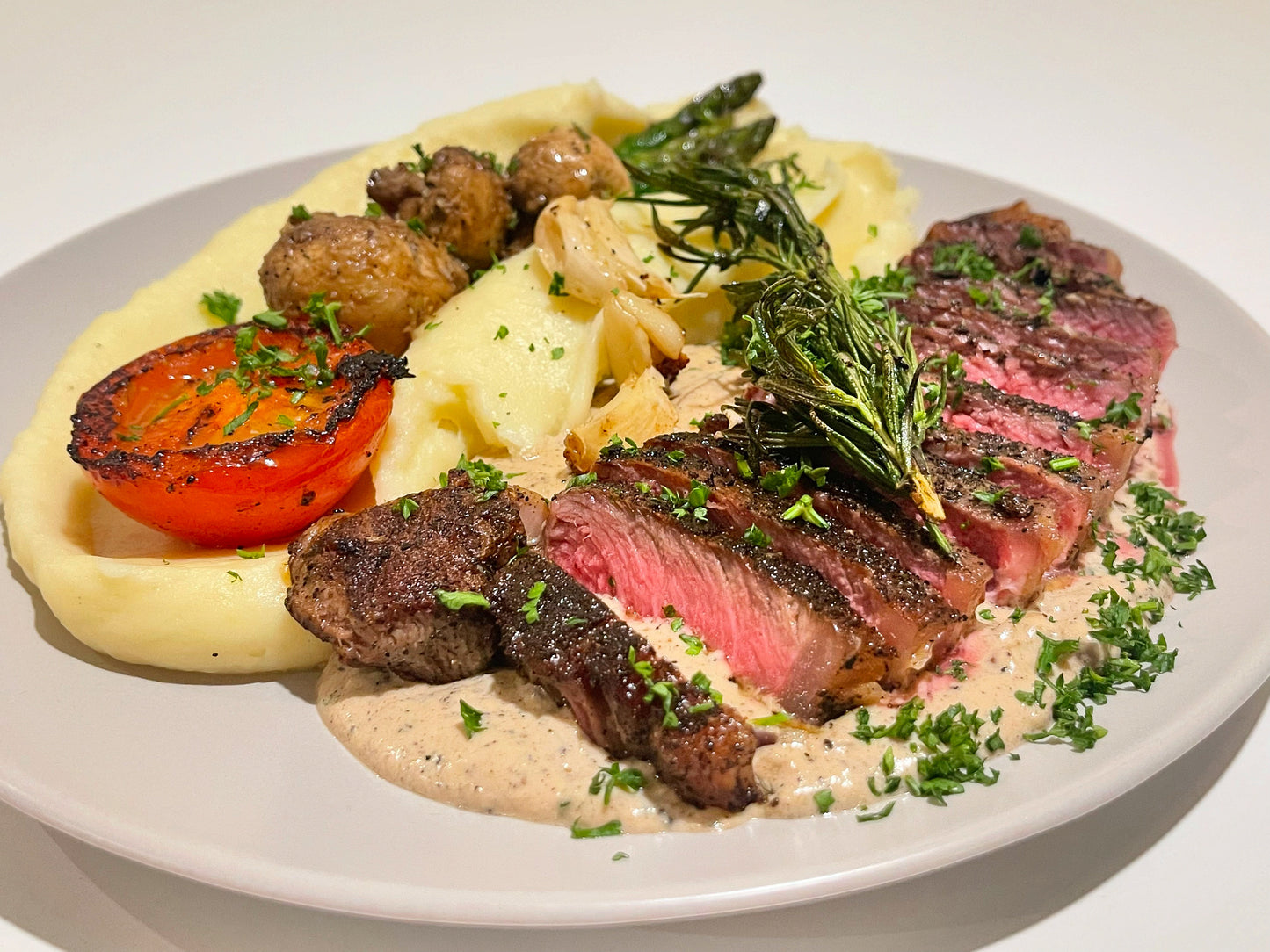 Sirloin Steak, Mash & Peppercorn Sauce